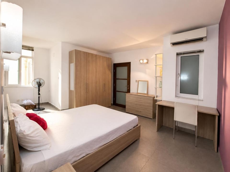 Bed, TV and multimedia, Photo of the whole room, Bedroom, wardrobe, air conditioner