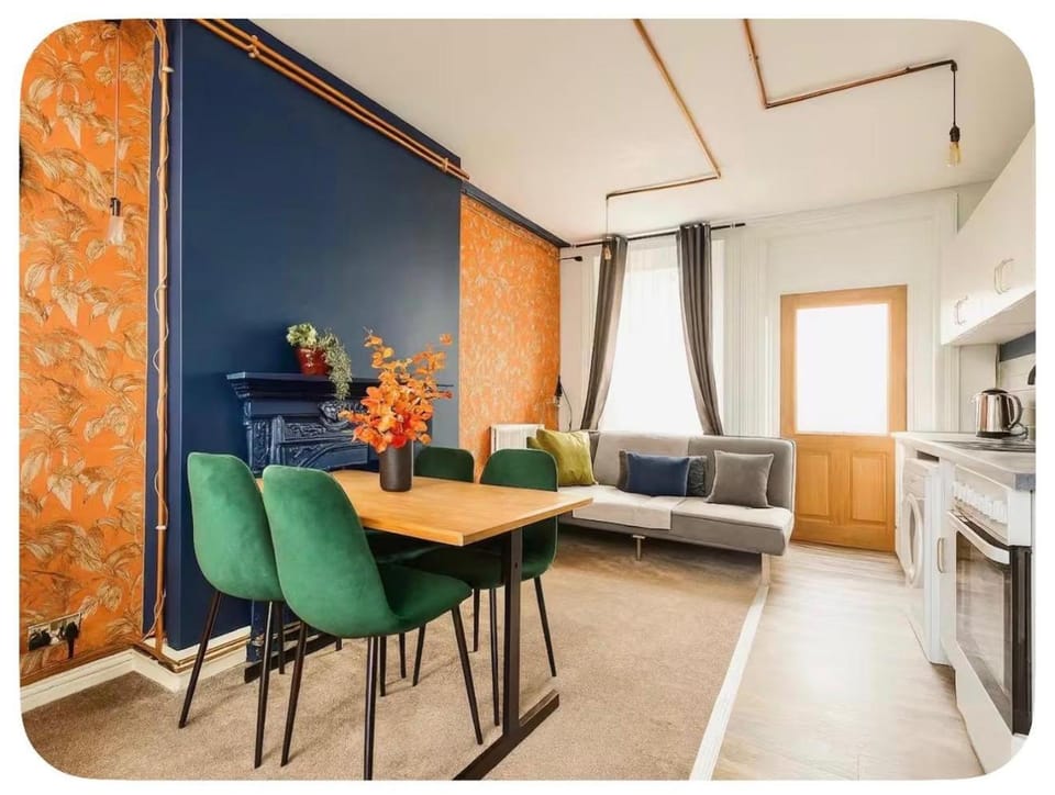 Kitchen or kitchenette, Living room, Seating area, Dining area, oven