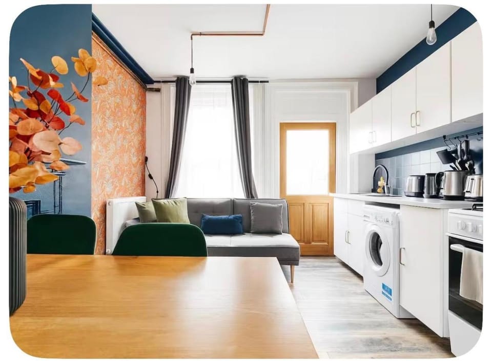Kitchen or kitchenette, Living room, Photo of the whole room, Seating area, Dining area, oven, pet friendly, stove, toaster, washing machine, dryer