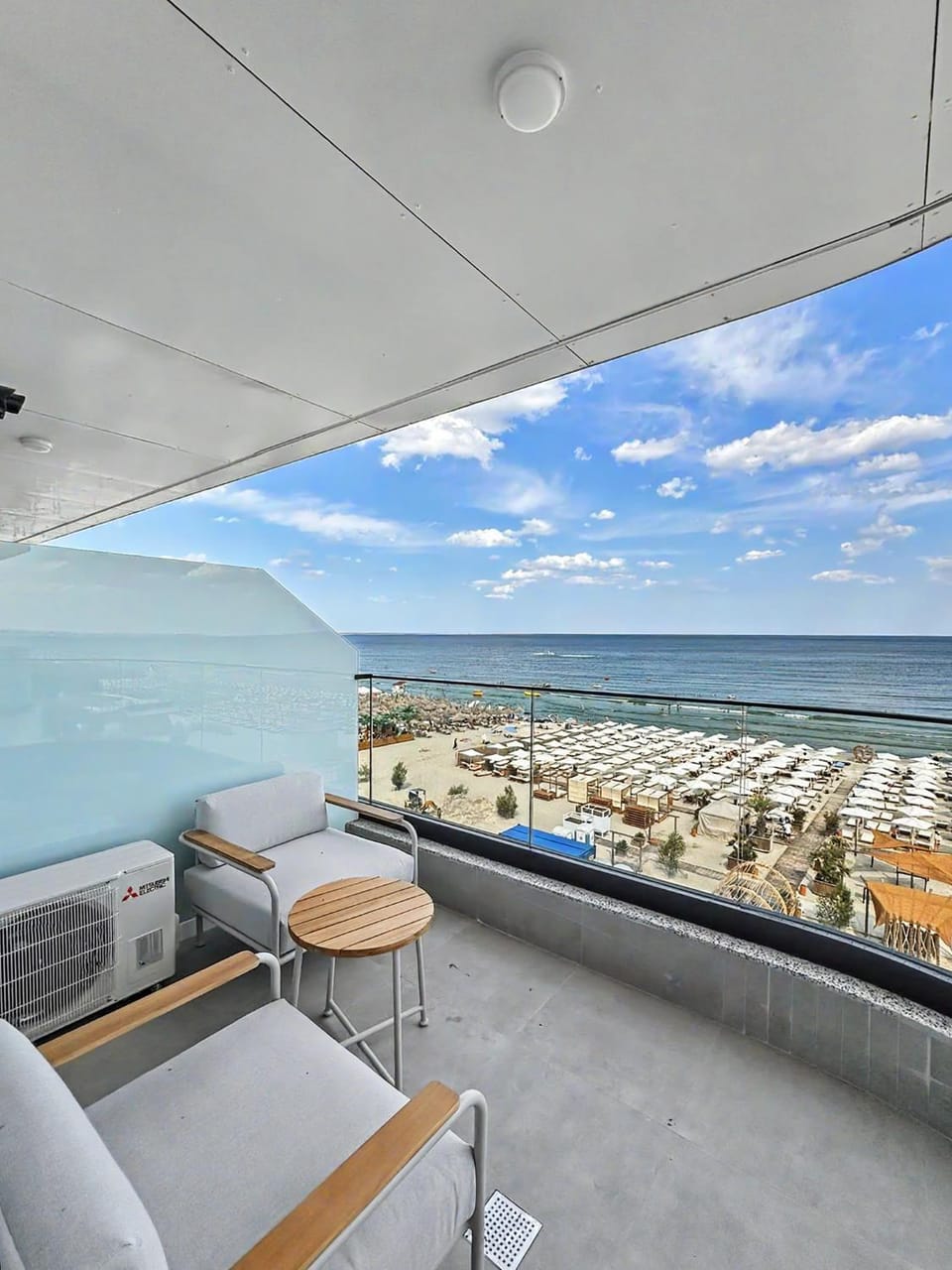 Communal lounge/ TV room, Day, Natural landscape, TV and multimedia, View (from property/room), Balcony/Terrace, Living room, Seating area, Beach, Evening entertainment, Sea view