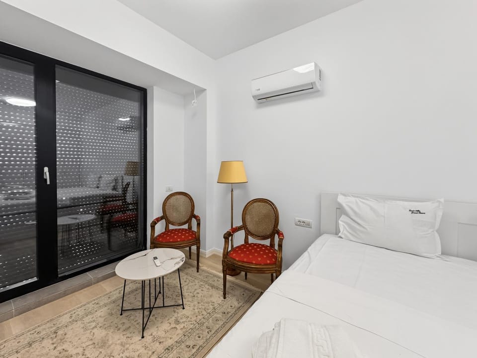 Bed, Living room, Photo of the whole room, Seating area, Bedroom, air conditioner