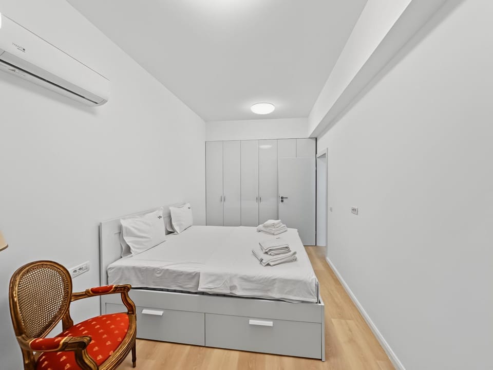 Bed, Photo of the whole room, Bedroom, towels, air conditioner