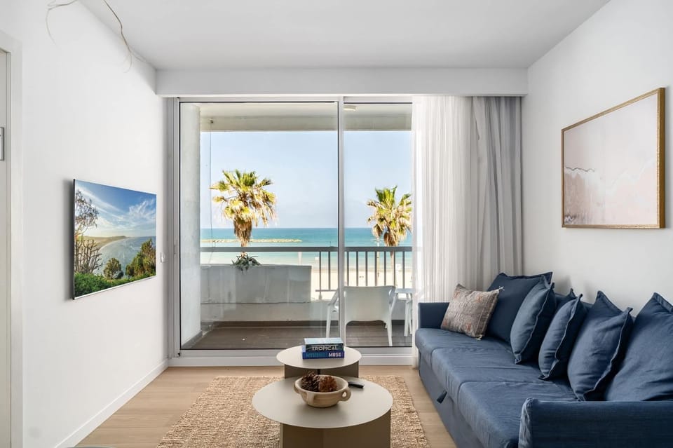 View (from property/room), Balcony/Terrace, Living room, Seating area, Sea view