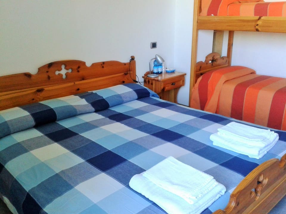 Bed, Photo of the whole room, Bedroom, bunk bed