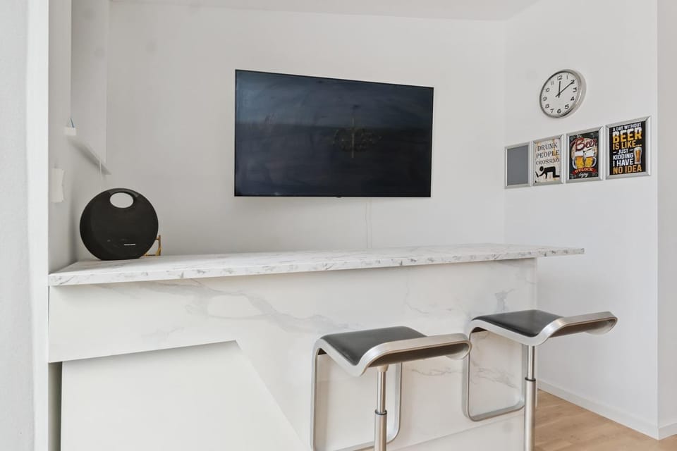 Lounge or bar, minibar