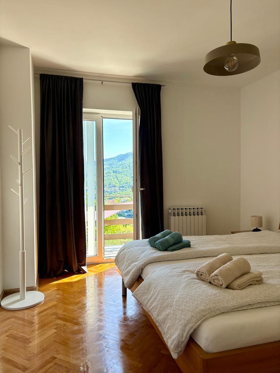Balcony/Terrace, Bedroom, Mountain view