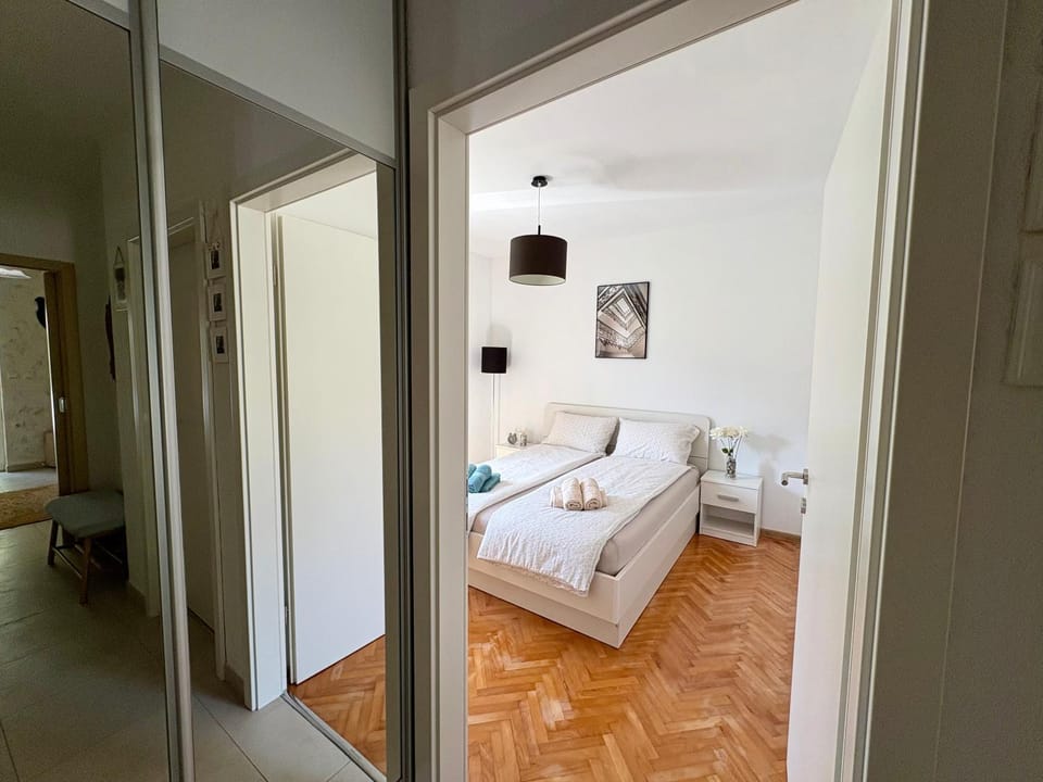 Bedroom, towels