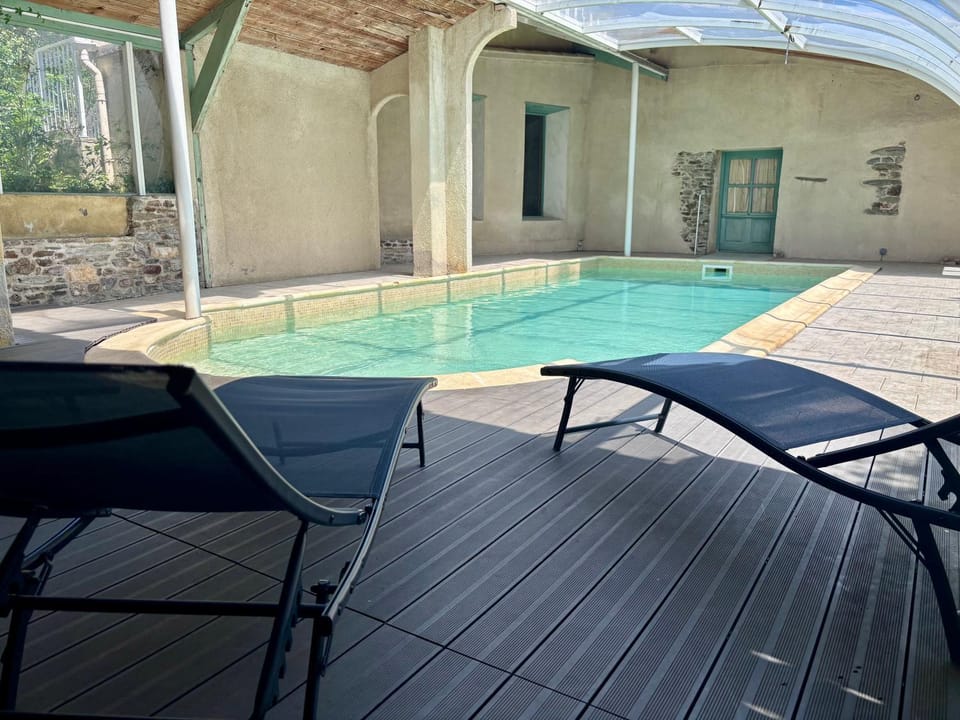 Patio, Swimming pool, sunbed