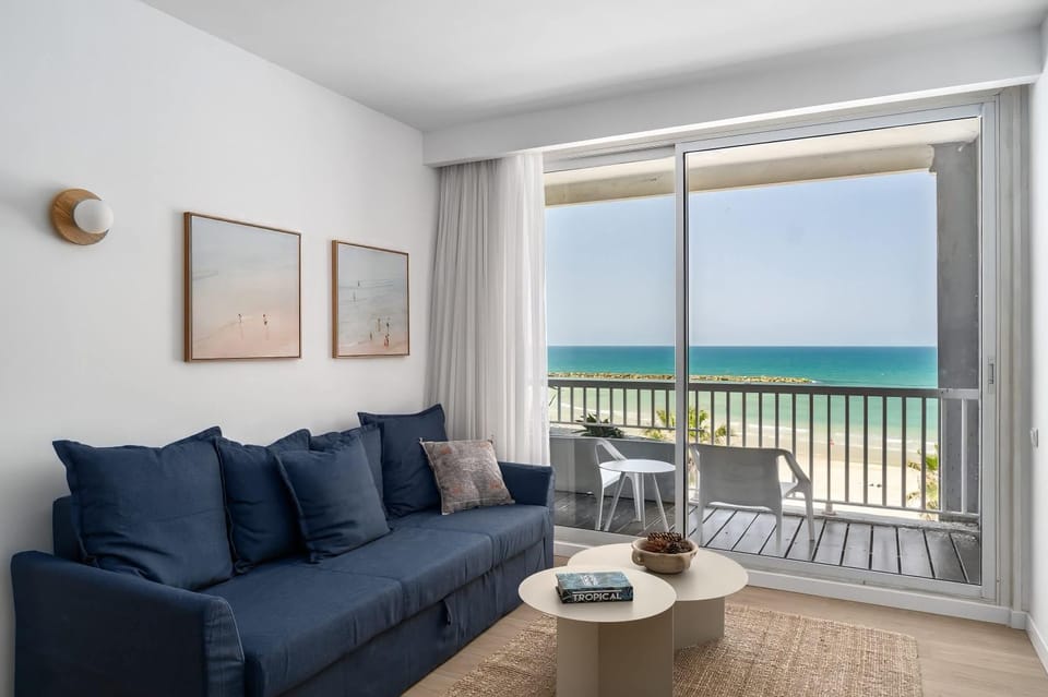 Balcony/Terrace, Living room, Seating area, Beach