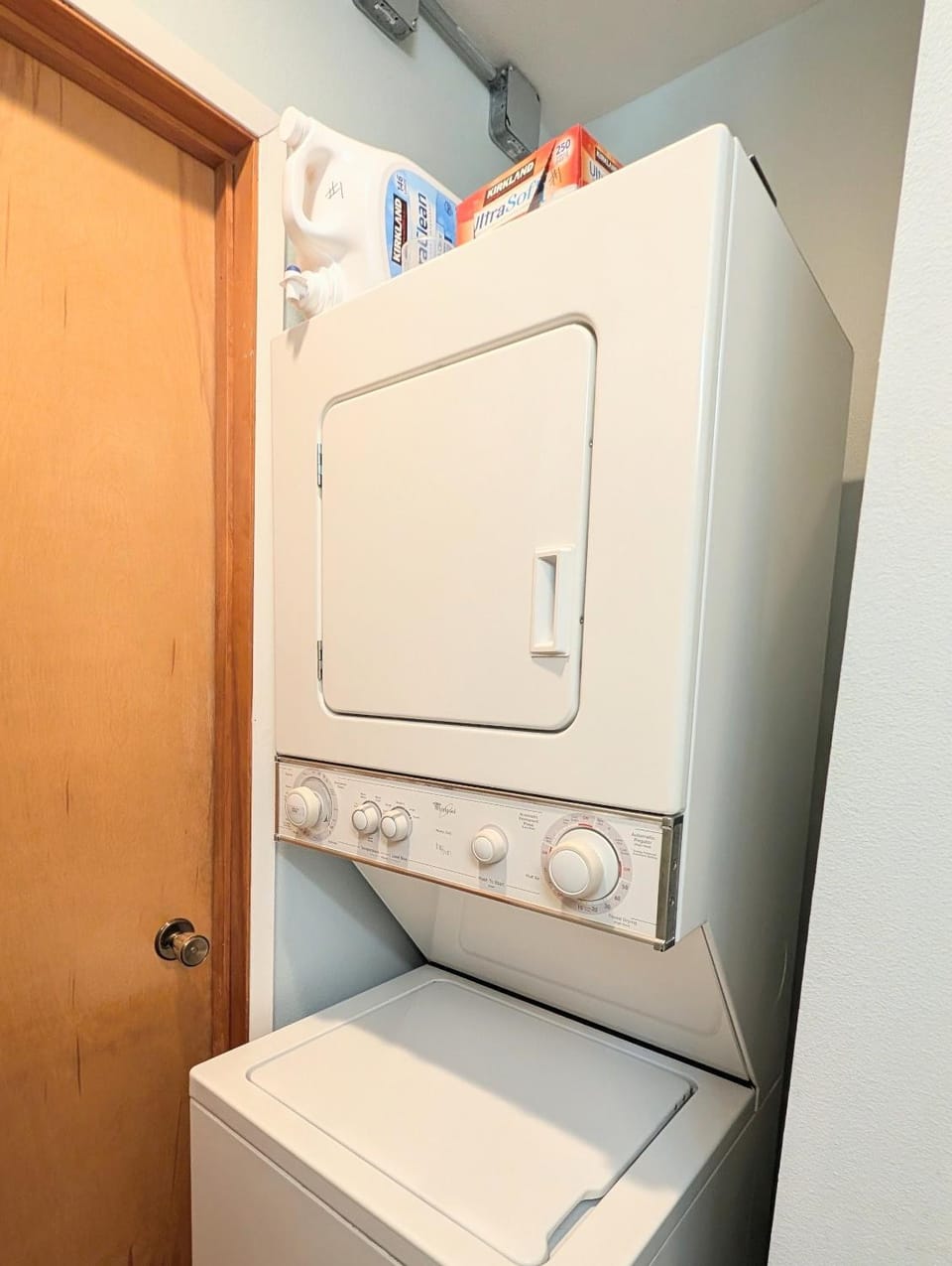 Sunny Beach Retreat Top Floor Lake Views Apartment in Chelan (In Town)