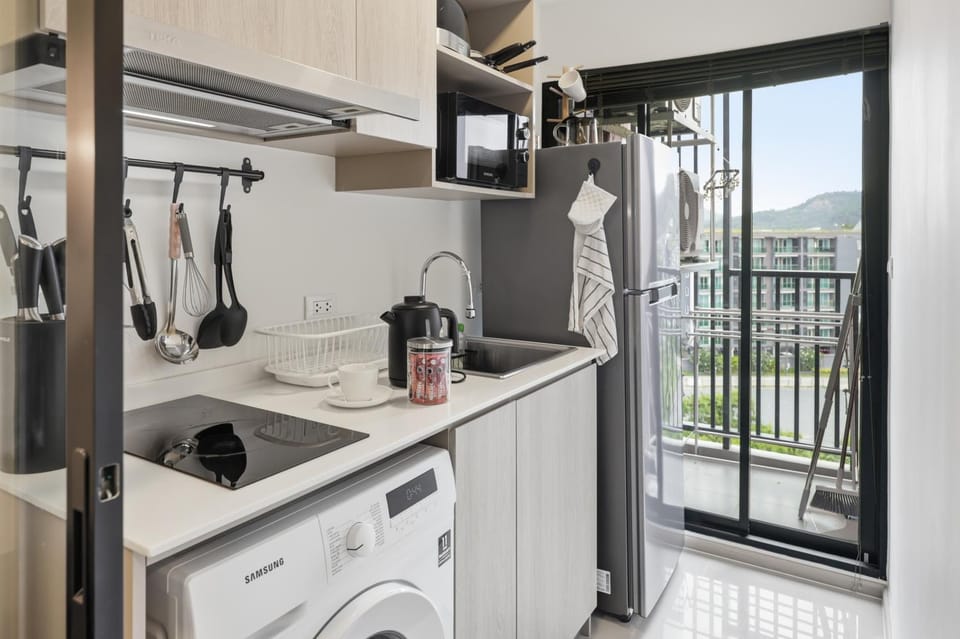 Coffee/tea facilities, Kitchen or kitchenette, stove, toaster