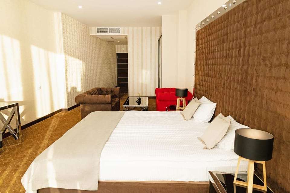 Toilet, Bed, Property logo or sign, TV and multimedia, Coffee/tea facilities, Food and drinks, Seating area, Drinks, Alcoholic drinks, Non alcoholic drinks, furniture, dryer