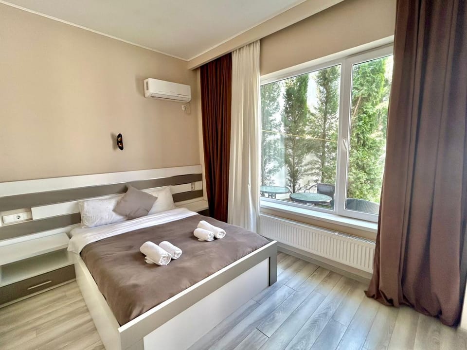 Bed, Photo of the whole room, Bedroom, air conditioner
