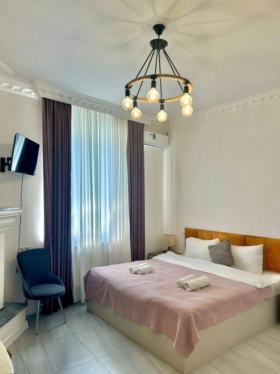 Bed, TV and multimedia, Bedroom, towels
