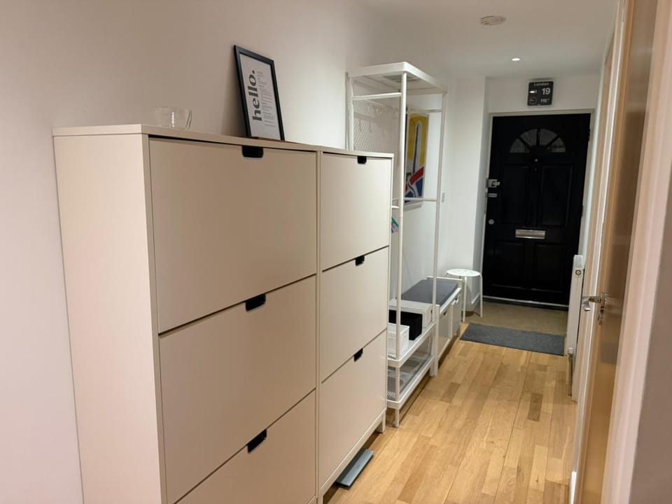 Spacious 2-Bedroom Home Near Westfield - Sleeps 8 Apartment in London