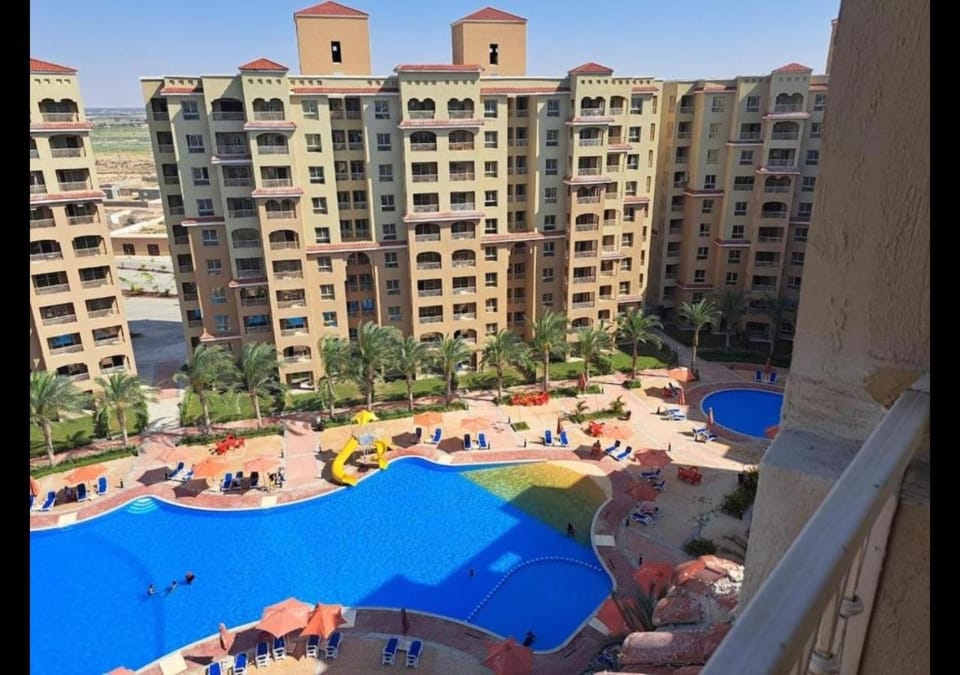Property building, Day, Pool view, Swimming pool, sunbed