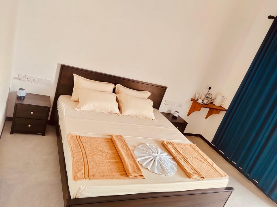 Photo of the whole room, Bedroom, towels