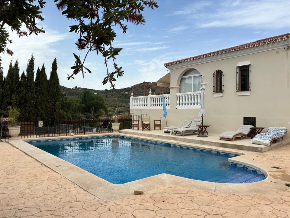 Monda Farm apartment with private pool, mountain views, nature and animals! 15 mins from Marbella Apartment in Sierra de las Nieves