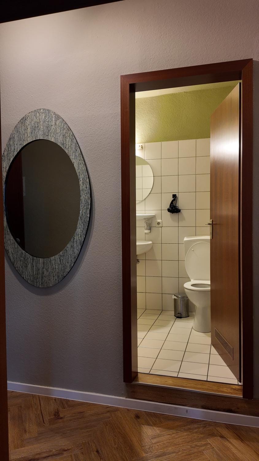 Shower, Toilet