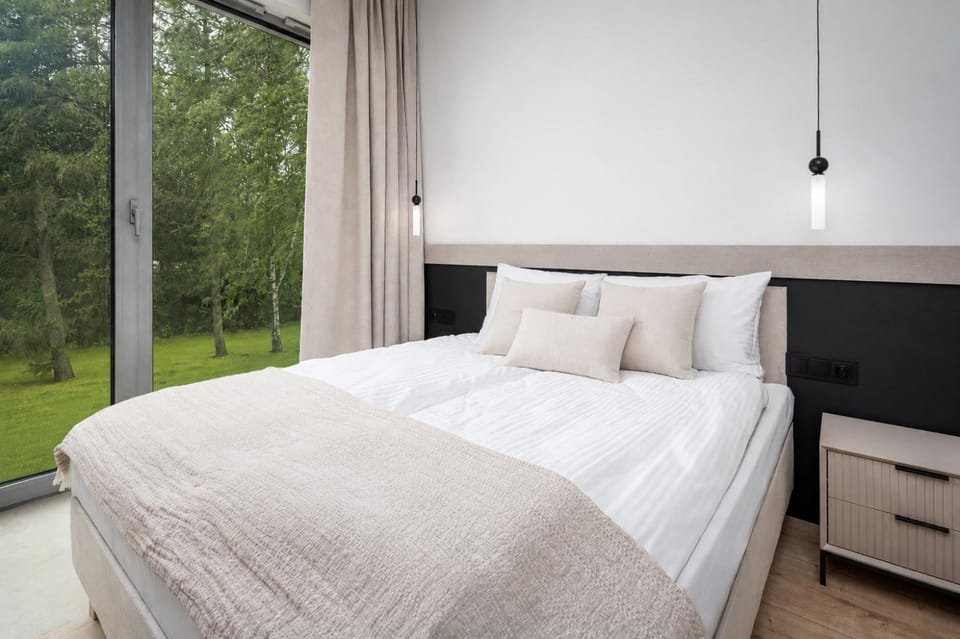 Bed, Seating area, Bedroom