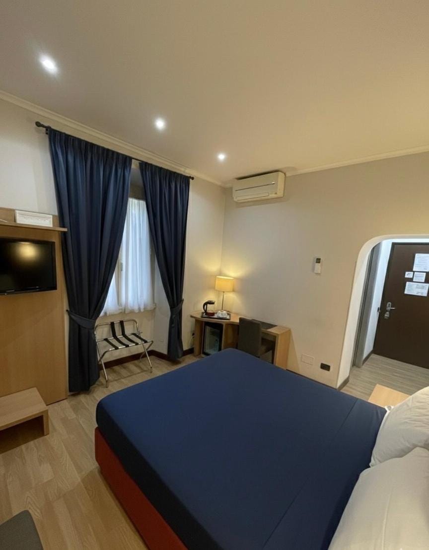 Bed, TV and multimedia, Photo of the whole room, Bedroom, air conditioner