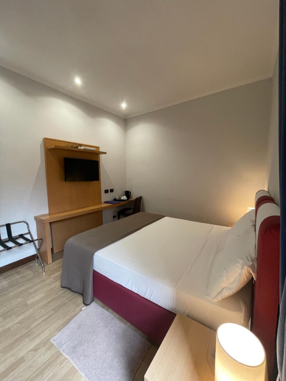 Bed, TV and multimedia, Photo of the whole room, Bedroom