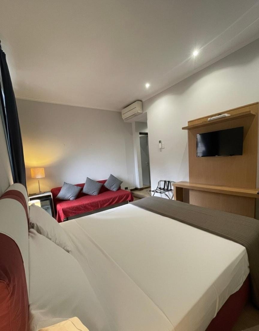 Bed, TV and multimedia, Photo of the whole room, Seating area, Bedroom, air conditioner