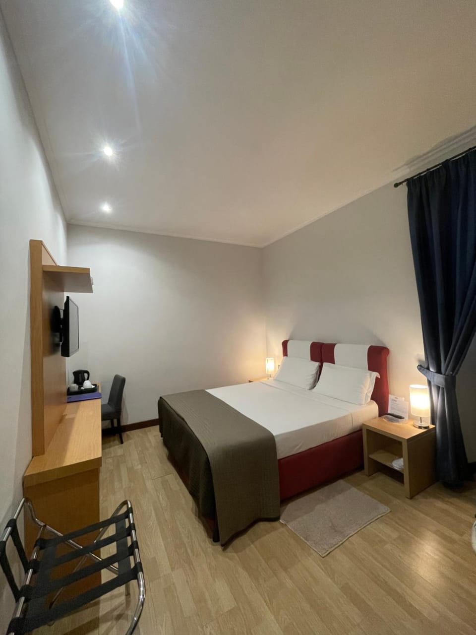 Bed, TV and multimedia, Photo of the whole room, Bedroom