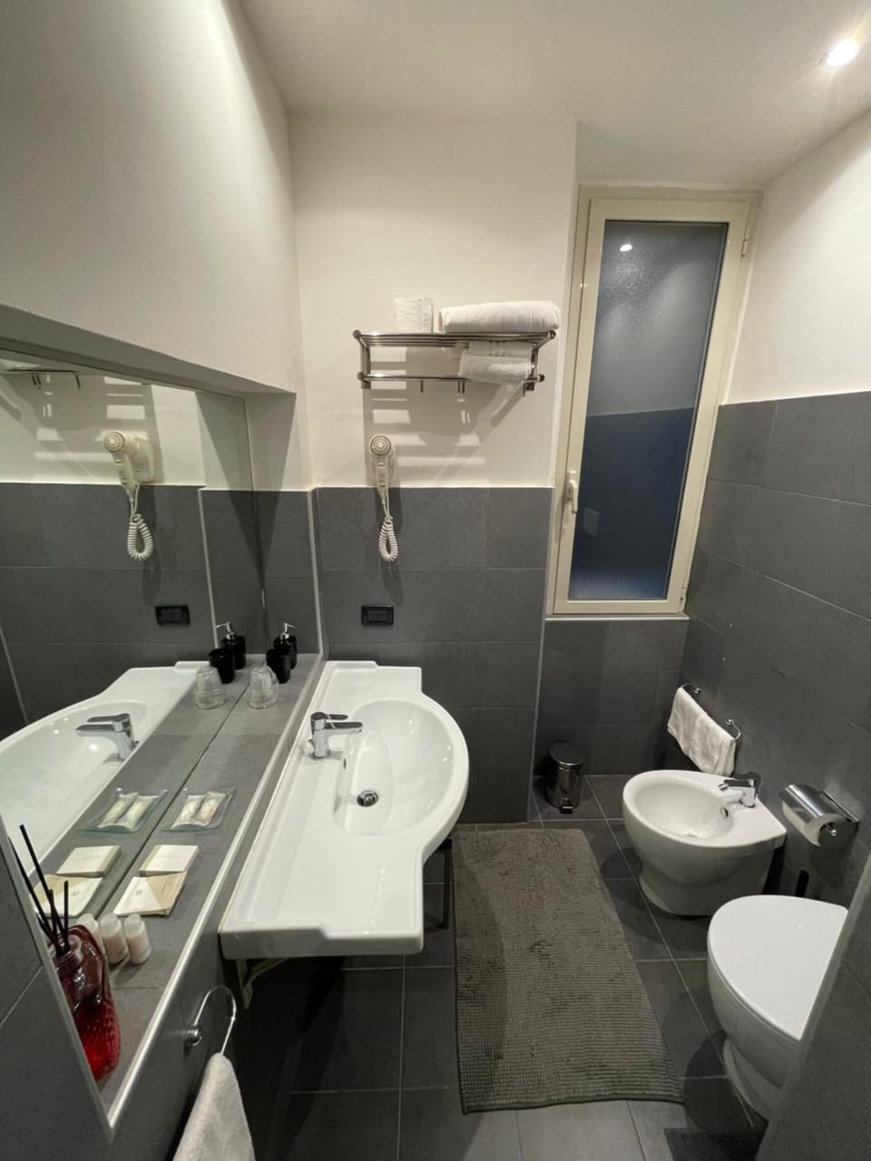 Shower, Toilet, Bathroom, bidet, towels
