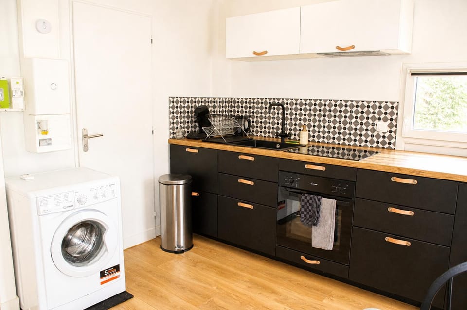 Kitchen or kitchenette, oven, washing machine