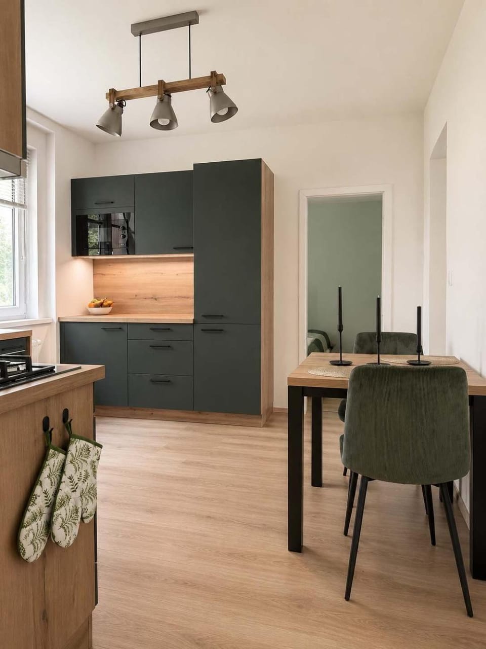 Kitchen or kitchenette, Dining area