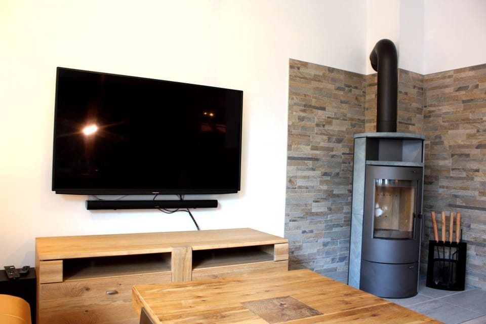 TV and multimedia, Living room, fireplace