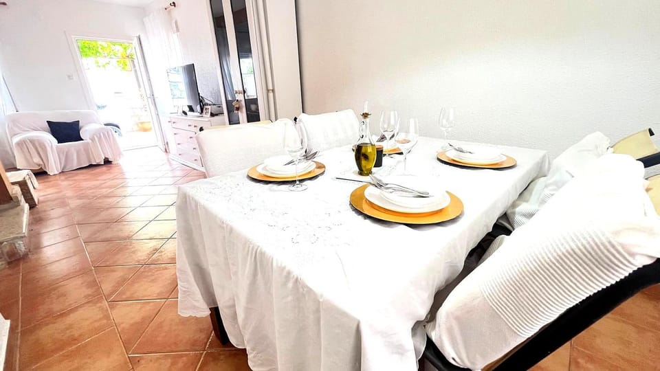 Living room, Food and drinks, Seating area, Food