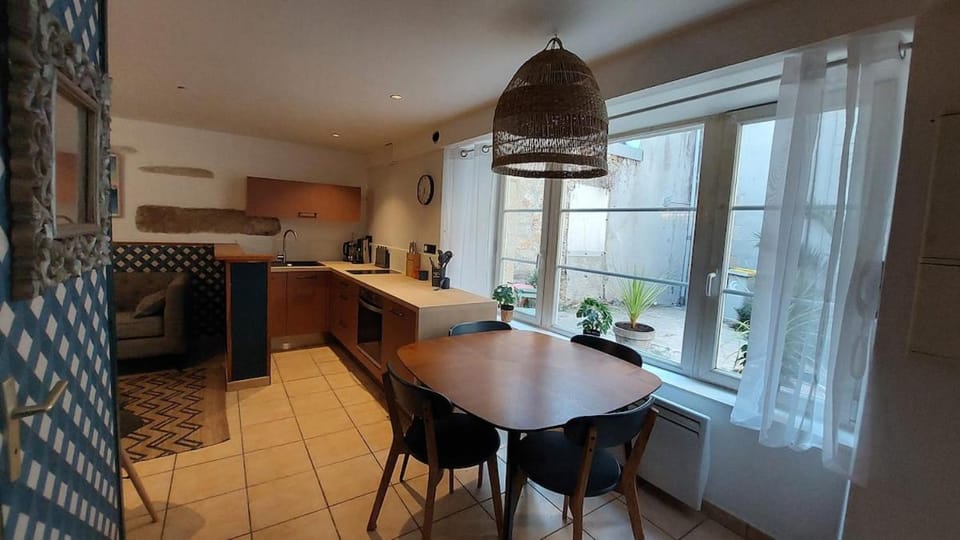 Kitchen or kitchenette, Dining area, pet friendly