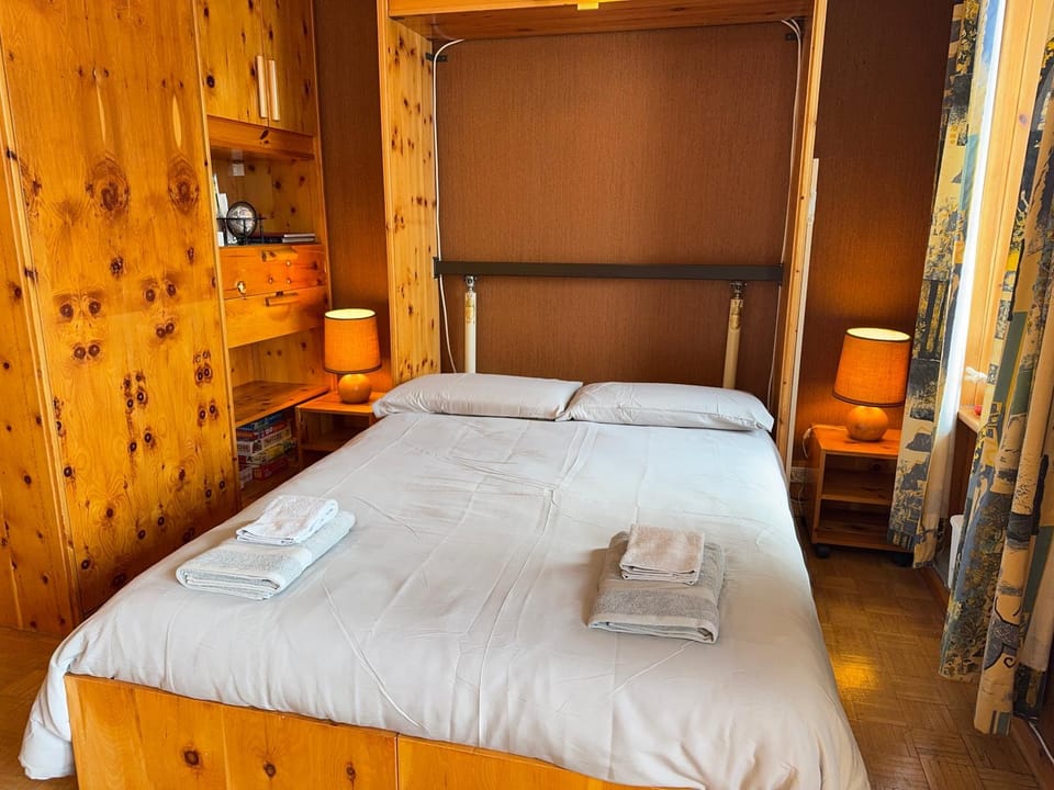 Bed, Day, Living room, Photo of the whole room, towels