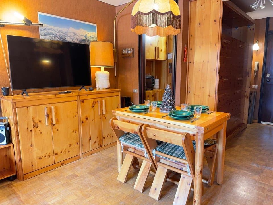 TV and multimedia, Living room, Seating area, kitchen