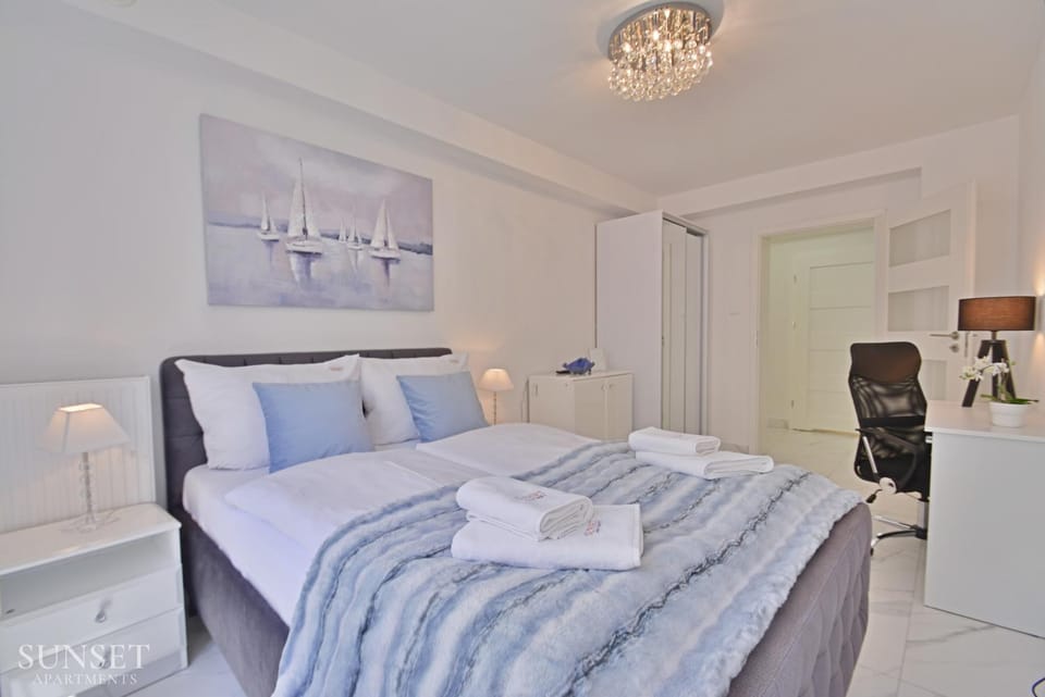 Bed, Photo of the whole room, Bedroom, towels