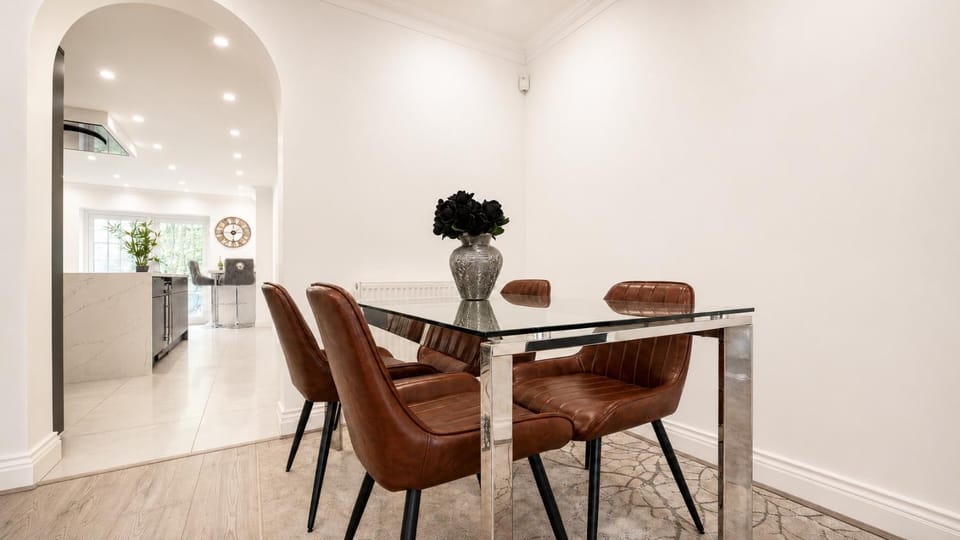 Seating area, Dining area