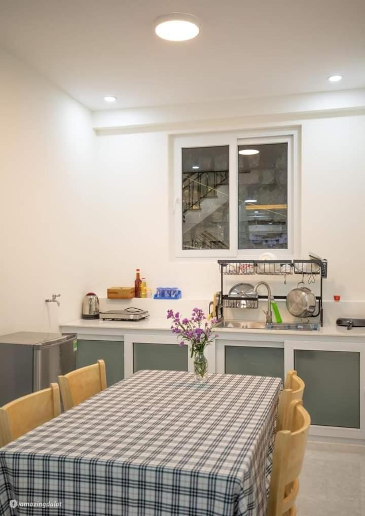 Kitchen or kitchenette, Food and drinks, Dining area, Food, stove