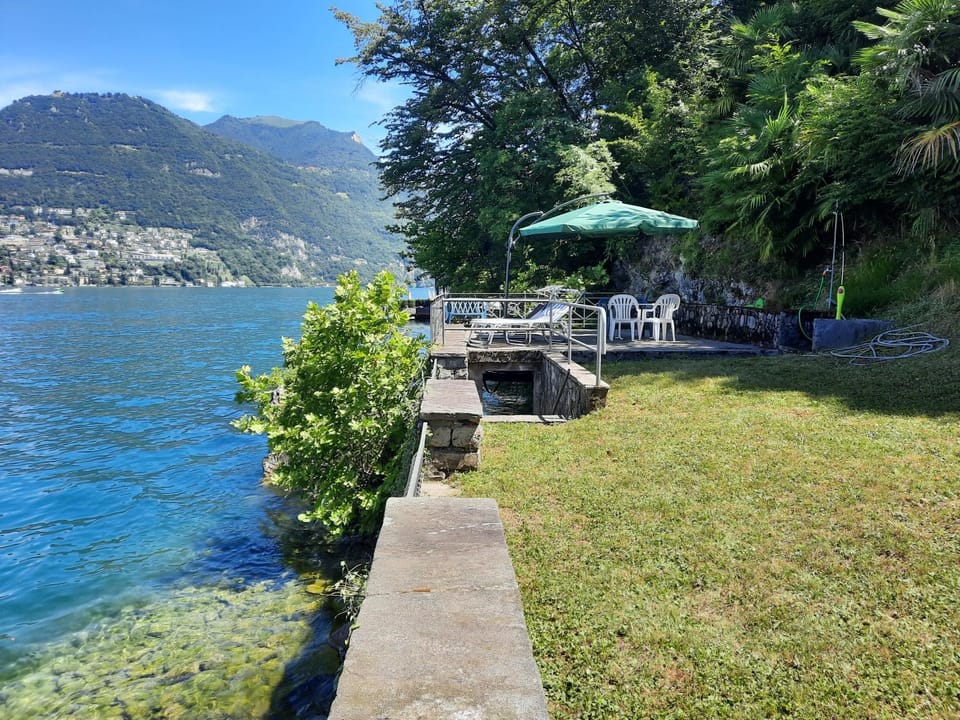 Ferienhaus am Luganersee mit Seesicht und Privatstrand House in Lugano