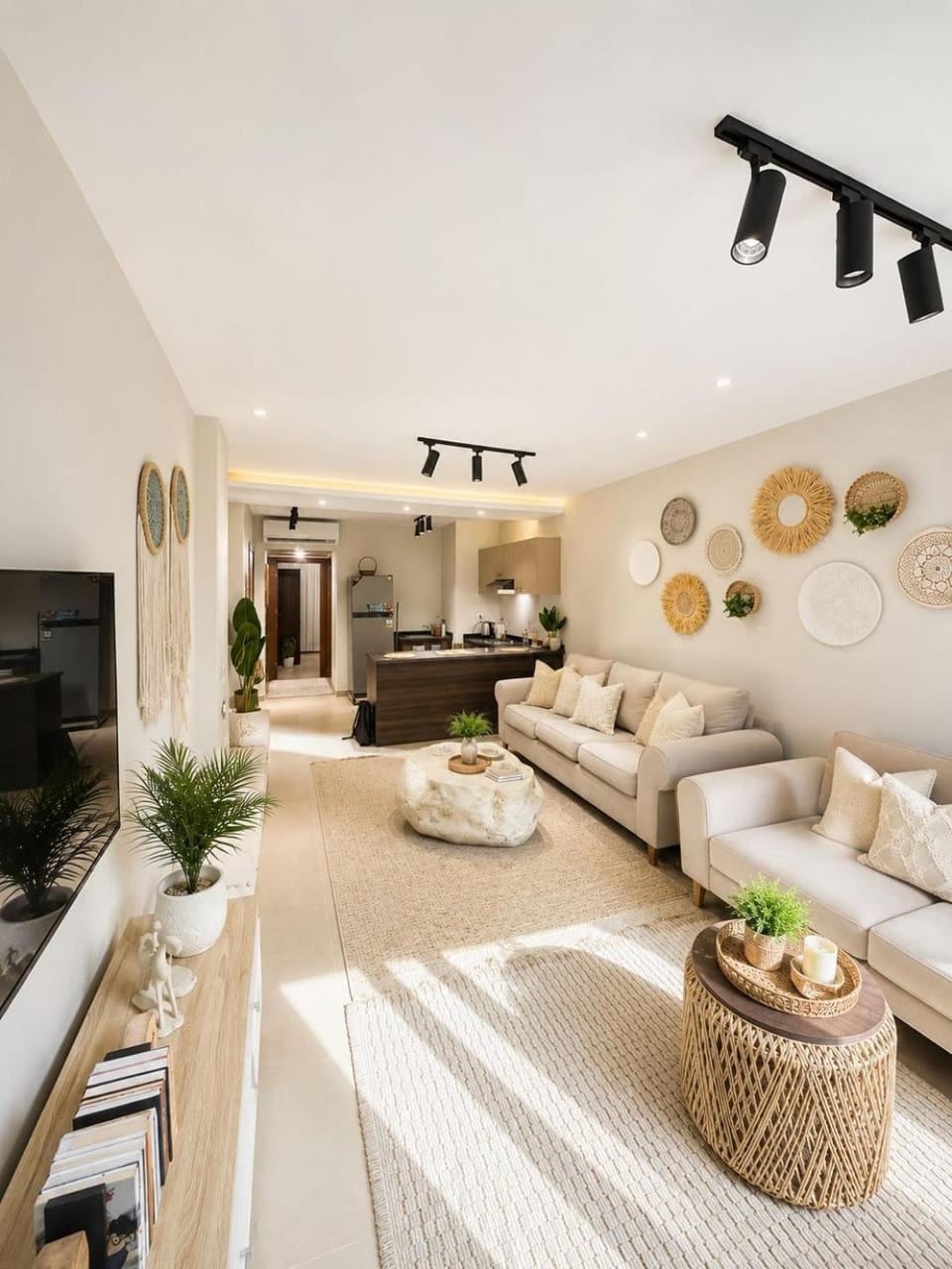 Communal lounge/ TV room, TV and multimedia, Kitchen or kitchenette, Living room, Food and drinks, Seating area, Dining area, Evening entertainment, Food