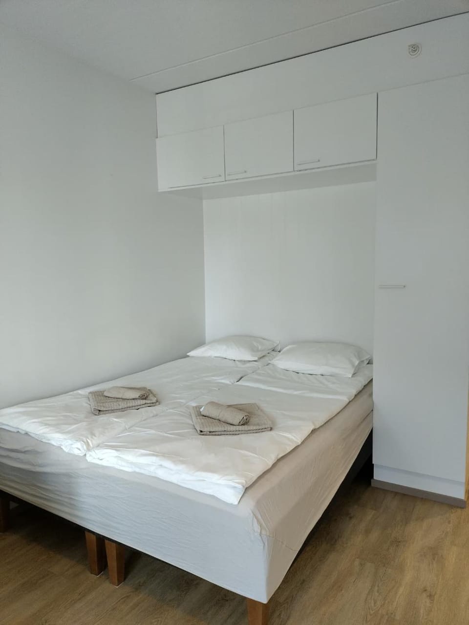 Bed, Photo of the whole room, Decorative detail, storage, towels, wardrobe