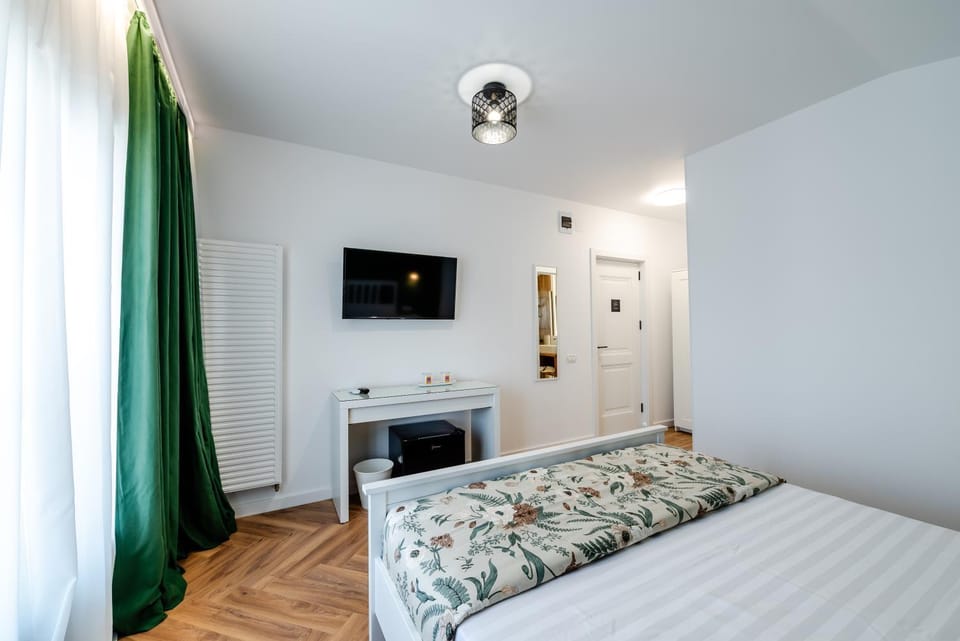 Communal lounge/ TV room, Bed, TV and multimedia, Photo of the whole room, Bedroom