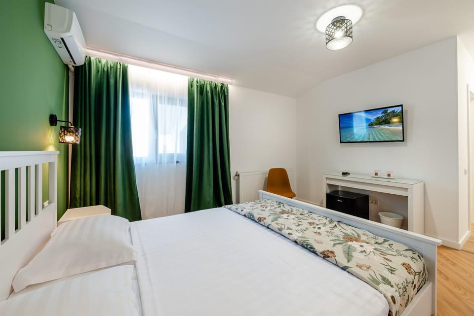 Bed, TV and multimedia, Photo of the whole room, Bedroom