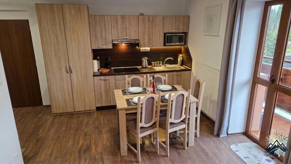 Kitchen or kitchenette, Dining area