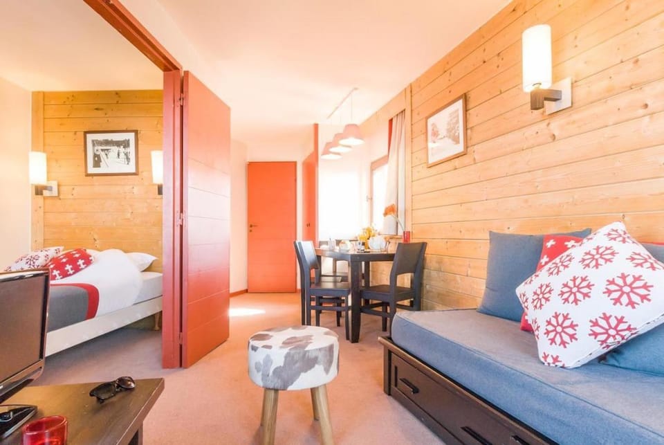 Bed, Seating area, Dining area