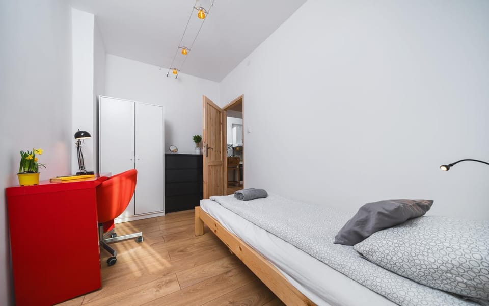 Bed, Photo of the whole room, Bedroom, internet, wardrobe