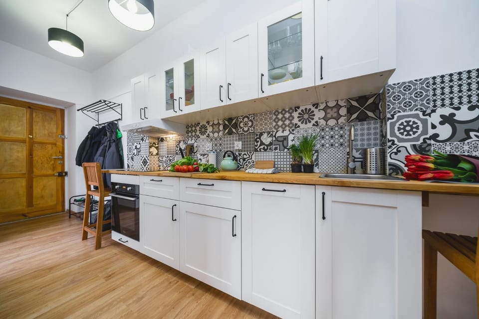 Kitchen or kitchenette, heating, locker, oven, stove
