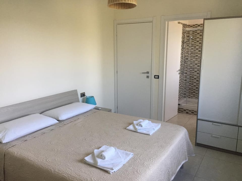 Bed, towels