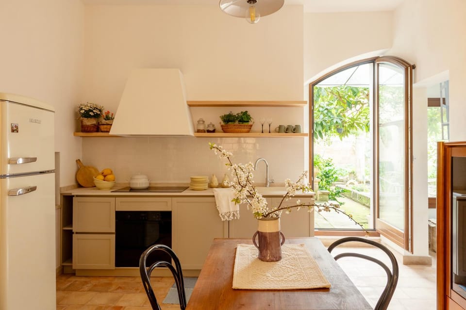 Kitchen or kitchenette, Dining area